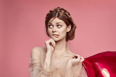 Balonlu güzel bir kadın Sevgililer Günü izole edilmiş bir arka plan