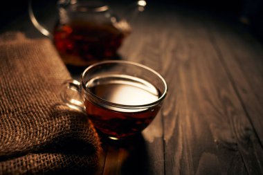 Taze demlenmiş çay, sıcak içecek, sabah kahvaltısı, doğal ürün.