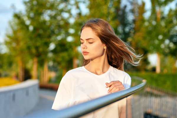 Parktaki kadın boş bir hayat sürüyor.