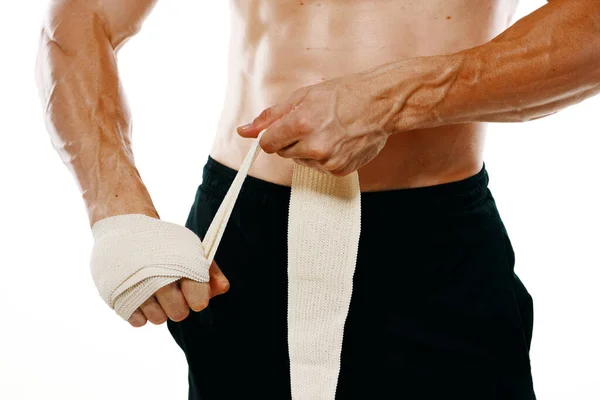 Atletisk man muskulös naken bål boxare fitness motion bandage arm — Stockfoto