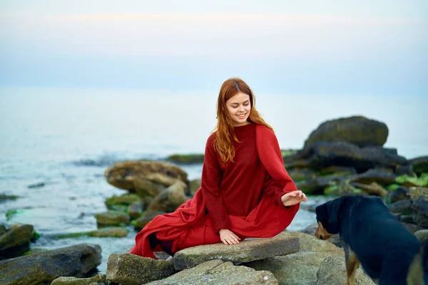Frau mit rotkariertem Outdoor-Lifestyle Freizeit — Stockfoto