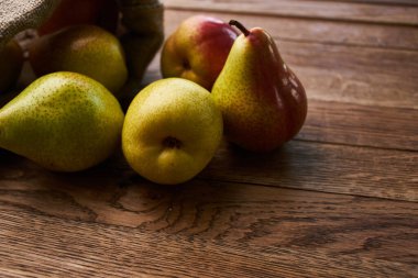 Ahşap masa üzerindeki armutlar yakın plan tarım vitaminleri.