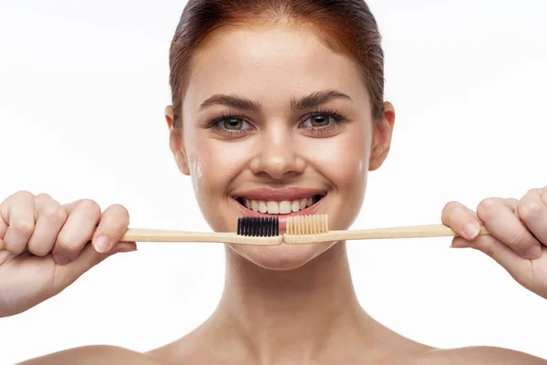Wanita ceria dengan bahu telanjang sikat gigi kebersihan mulut perawatan — Stok Foto
