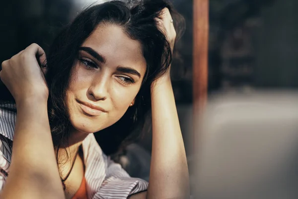 Sonrisa mujer estudiante en línea formación tecnología documentos estilo de vida — Foto de Stock