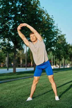 Parktaki spor adamı çimenlik yaşam tarzında