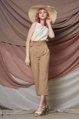 Havalı kıyafetler içindeki güzel kadın göz kamaştırıcı saç stili lüksüne sahip.