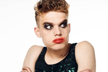 Kadın makyajlı bir adam çapraz giyinen lgbt topluluğu pozu veriyor.