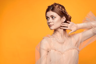 Güzel kadın jesti elleri kozmetik moda saç stili yalıtılmış arka plan pozu