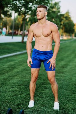 Kaslı Adam Açık Hava Spor Yapıyor Yazı