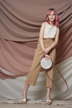 Güzel kadın pembe saç süslemesi yaz tarzı moda.
