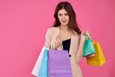 Çok renkli güzel bir kadın. Duygularını alışverişe taşır. Moda izole edilmiş.