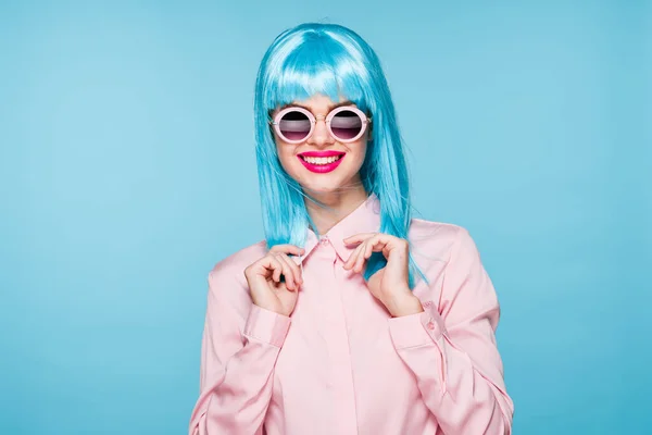 Wesoła kobieta nosi okulary fioletowy peruka moda glamour — Zdjęcie stockowe