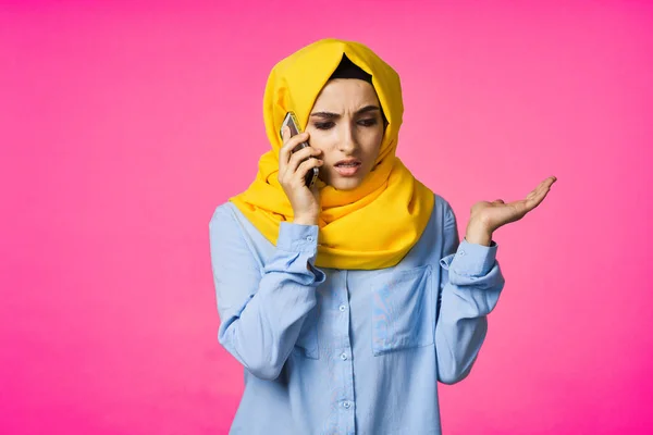 Moslim vrouw dragen hijab telefoon communicatie technologie roze achtergrond — Stockfoto