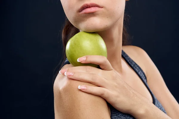Atletische vrouw slanke figuur groene appel gezondheid — Stockfoto