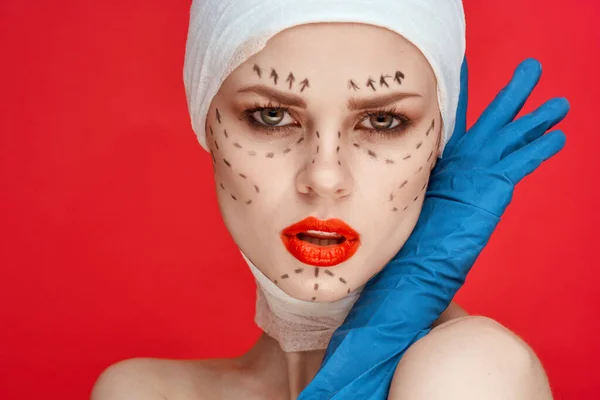 Портрет жінки, що позує в блакитних рукавицях червоні губи хірургія обличчя омолодження студійний спосіб життя — стокове фото