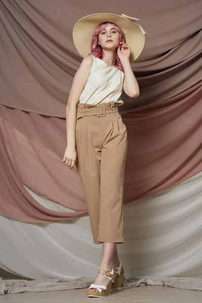 Csinos nő divatos ruhák pózol csillogó frizura luxus — Stock Fotó