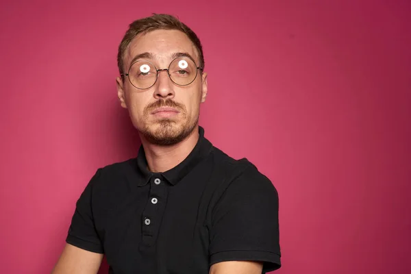 Muž s brýlemi emoce studio růžové pozadí — Stock fotografie