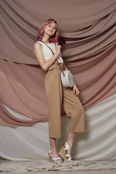 Красива жінка рожеве волосся позує модний одяг Дизайн кислотного стилю — стокове фото