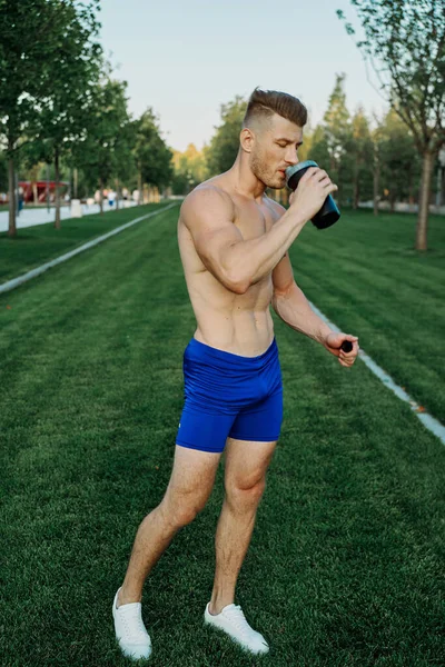 Atlético hombre trabajando en el parque crossfit ejercicio — Foto de Stock