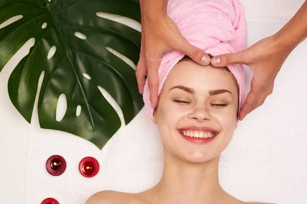 Žena s růžovým ručníkem na hlavě péče o tělo čisté zdraví kůže — Stock fotografie