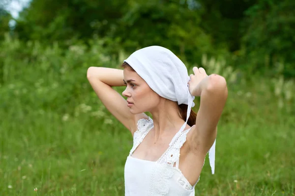 Femme gaie en plein air dans le jardin campagne écologie nature — Photo