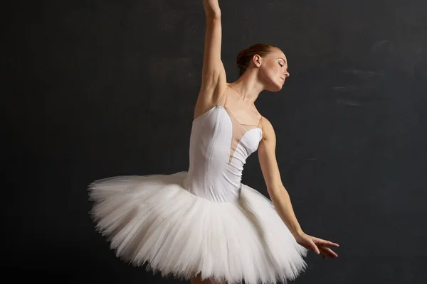 Bailarina em um branco tutu dança desempenho silhueta fundo escuro — Fotografia de Stock