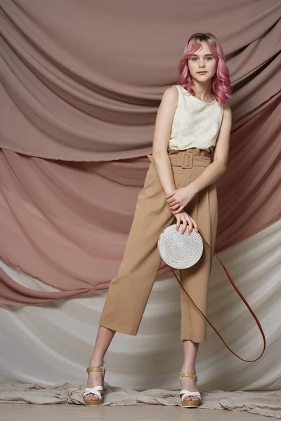 Bela mulher rosa cabelo decoração verão estilo moda — Fotografia de Stock