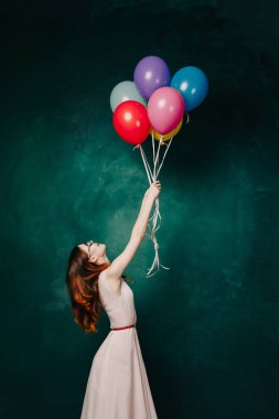 Renkli balonları olan neşeli kadın tatil eğlencesi