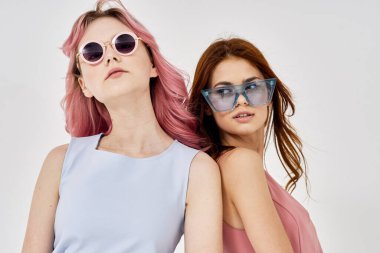 İki modaya uygun kız arkadaş şık kıyafetler ve lüks modeller.