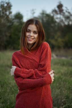 Kadın kırmızı kazak serin hava doğa romantizmi