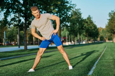 Parktaki spor adamı çimenlik yaşam tarzında