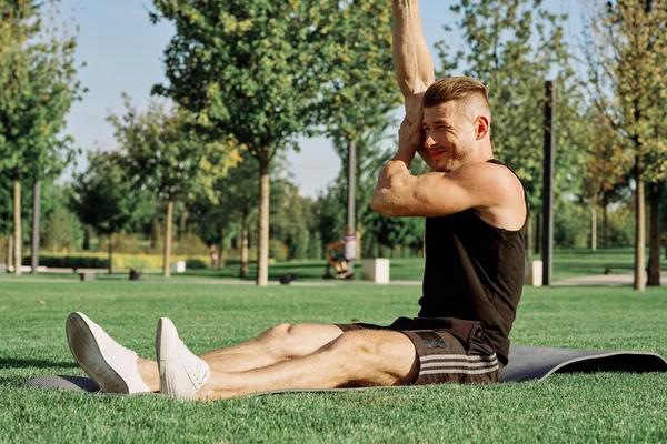 Sporcu, spor salonunu açık hava yaşam tarzına göre düzenliyor.