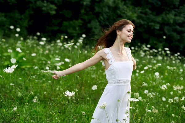 Χαρούμενη γυναίκα σε εξωτερικούς χώρους λουλούδια ελευθερία καλοκαιρινή φύση — Φωτογραφία Αρχείου