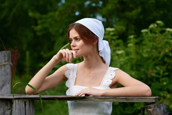 Mulher de vestido branco paisagem aldeia natureza ecologia — Fotografia de Stock