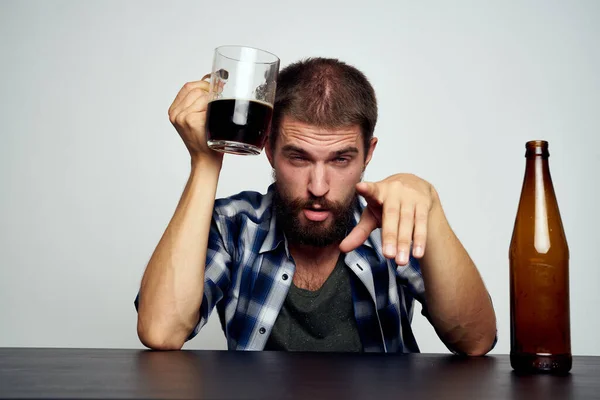 Людина пиво алкоголь емоції весело ізольований фон — стокове фото