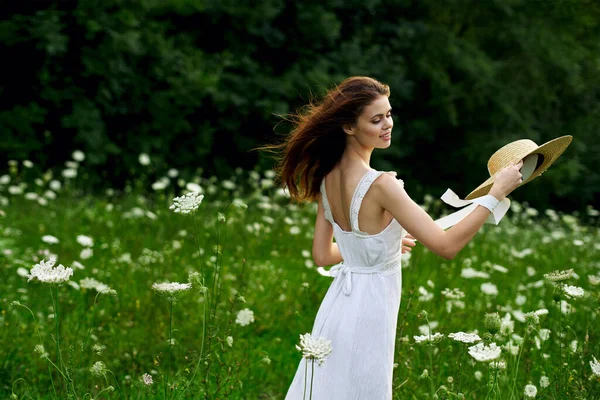 Mujer en vestido blanco sombrero naturaleza campo flores —  Fotos de Stock