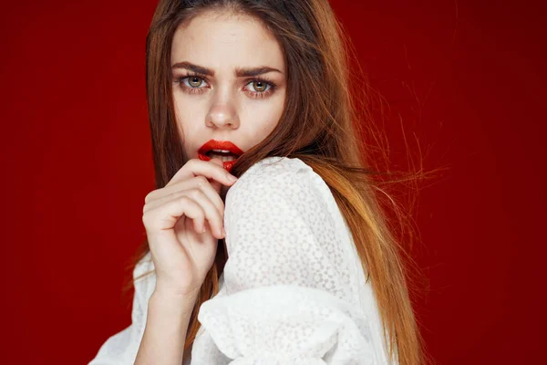 Divatos nő piros ajkak piros fehér ruha elszigetelt háttér — Stock Fotó