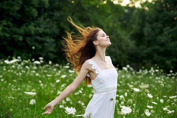 Veselá žena venku květiny svoboda léto příroda — Stock fotografie