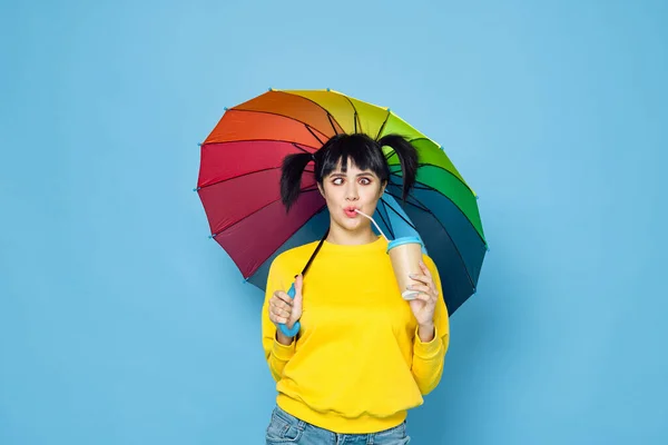 Donna allegra con ombrello colorato arcobaleno posa street style — Foto Stock