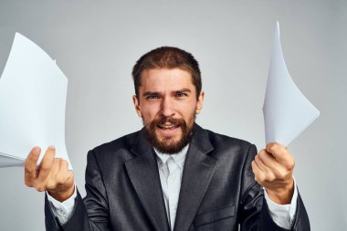 Elinde belgeler olan bir iş adamı. Duyguları olan. Ofis yöneticisi profesyoneller.