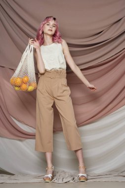 Güzel kadın pembe saç süslemesi yaz tarzı moda.