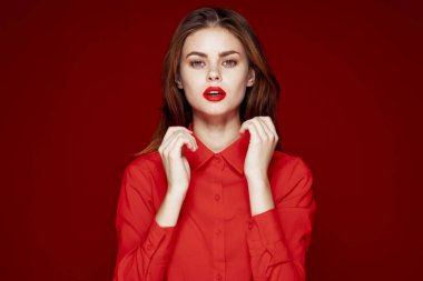 Güzel kadın saç stili makyaj kırmızı gömlek modeli