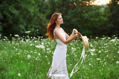 Açık arazide neşeli bir kadın çiçekler taze hava özgürlüğü