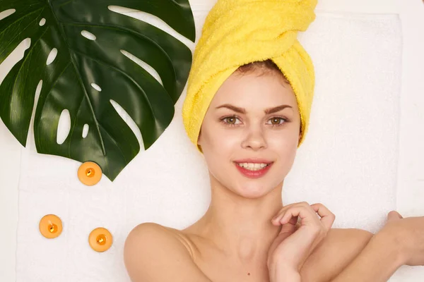 Όμορφη γυναίκα θεραπείες spa καλλυντικά ομορφιά σαλόνι φως φόντο — Φωτογραφία Αρχείου