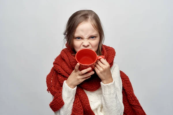 Meisje met een verkoudheid bedekt zichzelf met een deken gezondheidsproblemen griep — Stockfoto