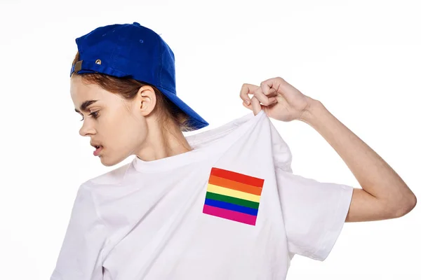 Kobieta w białej koszulce lgbt flag społeczności wynalazców — Zdjęcie stockowe