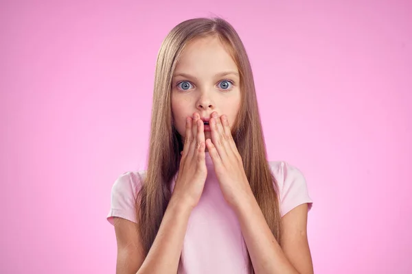 Schattig meisje met lang haar op roze achtergrond lifestyle jeugd — Stockfoto