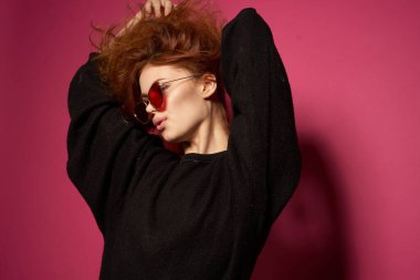 Güzel kadın cazibesi kozmetik poz veren gülümseme pembe arka plan