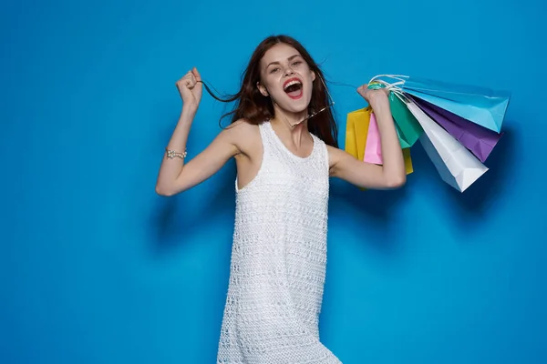 Donna sorridente con pacchetti in mano Shopaholic sfondo isolato — Foto Stock