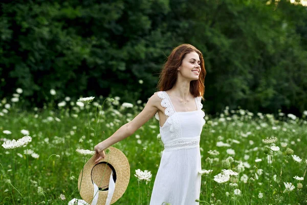 Beyaz elbiseli kadın doğa çiçekleri — Stok fotoğraf